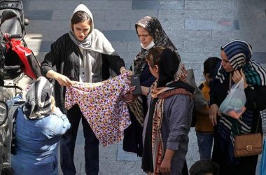 En Iran, des boutiques ne vendent plus de voiles en signe de protestation